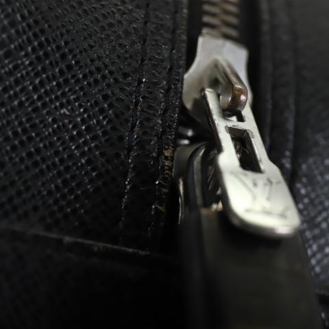 The essential Louis Vuitton Kendall travel bag 48cm in black taiga  leather, ref.434186 - Joli Closet