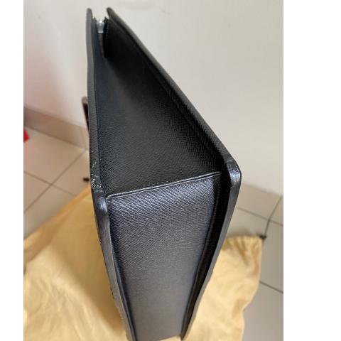 Louis Vuitton Taiga Black Leather ref.998496 - Joli Closet