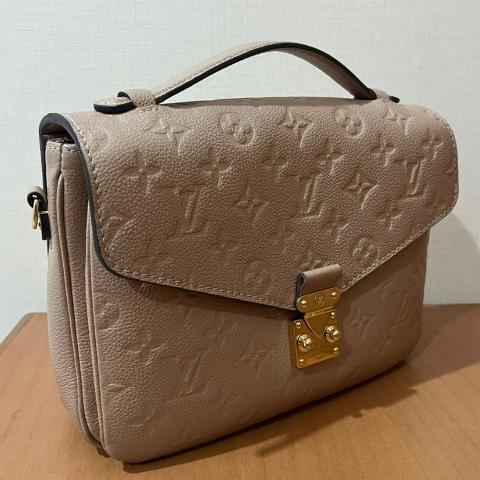 Louis Vuitton Netural Monogram Empreinte Leather Pochette Metis Crossbody  Bag ref.297419 - Joli Closet
