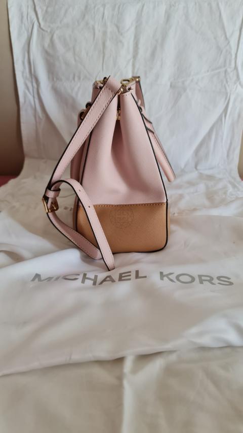 WHAT'S IN MY BAG Michael Kors Emmy Large Saffiano Leather Dome Satchel 