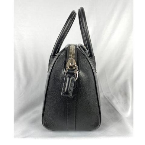 Shop GIVENCHY ANTIGONA Mini Antigona Bag In Grained Leather (BB05114012  001) by SMSTYLE