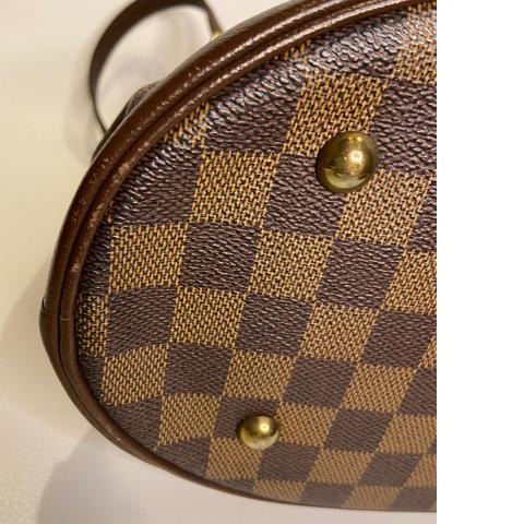 ViaAnabel - Simple yet stylish, this Marais bucket bag is by Louis Vuitton.  Crafted from their Damier Ebene canvas. The shape of the bag gives the  creation an edge and makes it