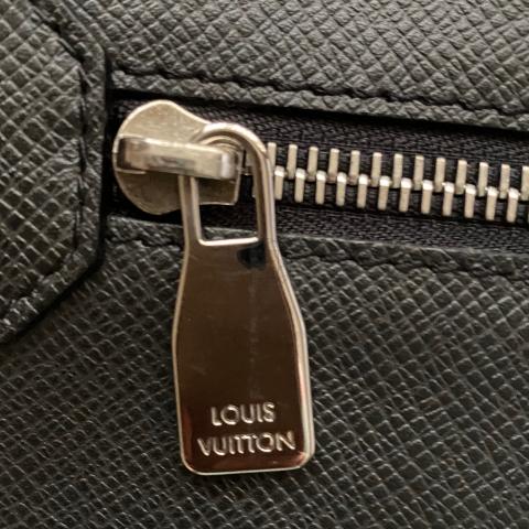 Louis Vuitton Gray Taiga Leather Sasha Crossbody Bag Auction