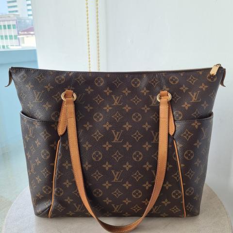 Louis Vuitton Totally MM Review // What's In My Bag