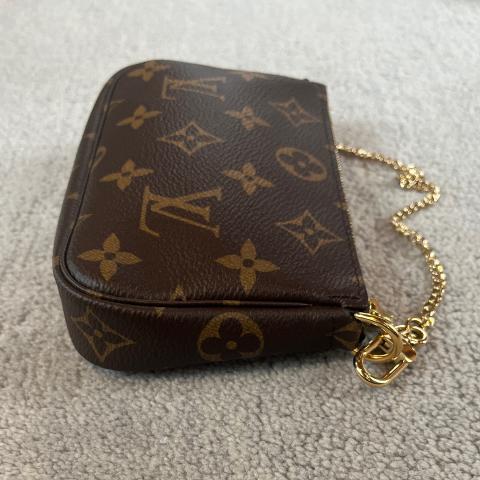 GIFTABLE Preloved Louis Vuitton Mini Monogram Pochette Accessories Bag –  KimmieBBags LLC