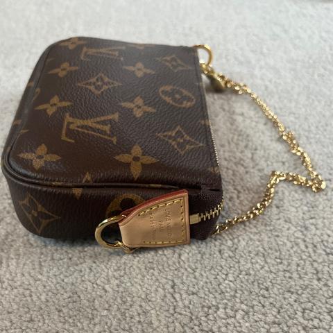 GIFTABLE Preloved Louis Vuitton Mini Monogram Pochette Accessories Bag –  KimmieBBags LLC