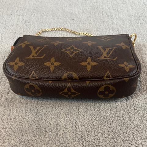 LOUIS VUITTON Mini Pochette Monogram canvas Gold hardware Cloth ref.253236  - Joli Closet