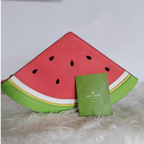 美品kate spadeスイカ クラッチバッグWatermelon Clutch 美品】Kate Spade ケイトスペード クラッチバック スイカ - メルカリ
