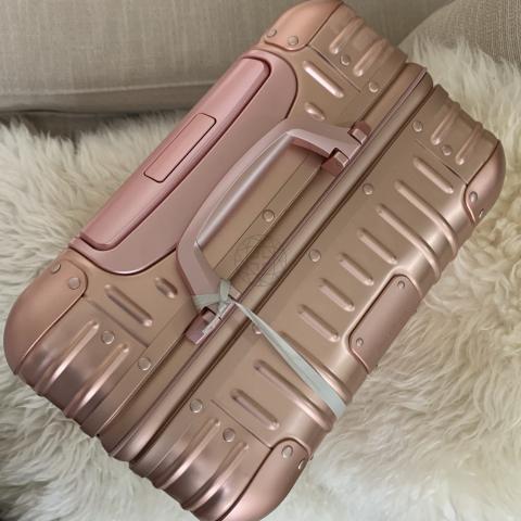 READY SO RARE* Rimowa Cabin Original Regular Pink metallic rose gold 35L  Size 55x40x23cm 28.200.000 IDR *Nowadays so hard to get any rimowa ya. Di  eu pun kosong terus stocknya., Barang Mewah