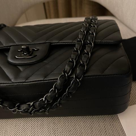 Sell Chanel Chevron Medium Flap Bag - Black | Huntstreet.Com