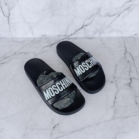 【関税込み】Moschino ブラック レタリングロゴ プールスライド Moschino logo-plaque Slides | Black | FARFETCH