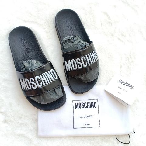 【関税込み】Moschino ブラック レタリングロゴ プールスライド Black Logo Lettering Pool Slides by Moschino on Sale