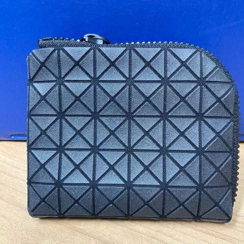 国内買付BAO BAO ISSEY MIYAKE CLAM WALLET ONE-TONE CLAM WALLET ONE-TONE – isseymiyake.com