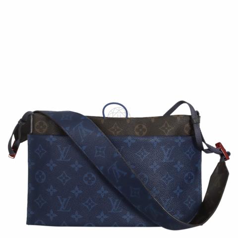 Louis Vuitton sur X : Crossbody bags at the Men's #LVFW16 Show