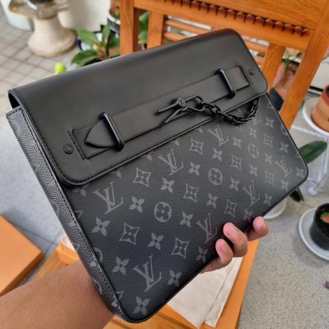 Louis Vuitton Horizon Clutch Bag In Black Monogram Eclipse Canvas - Praise  To Heaven