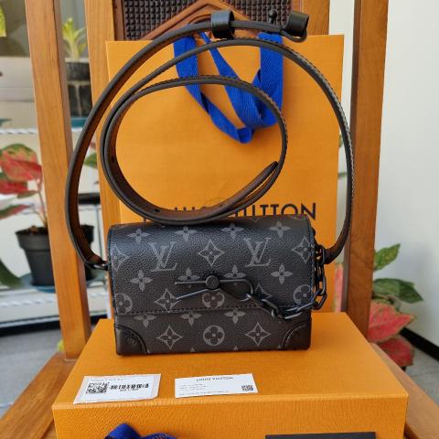 LV STEAMER MESSENGER, Men's Fashion, Bags, Sling Bags on Carousell