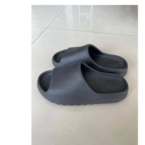 black fake yeezy slides