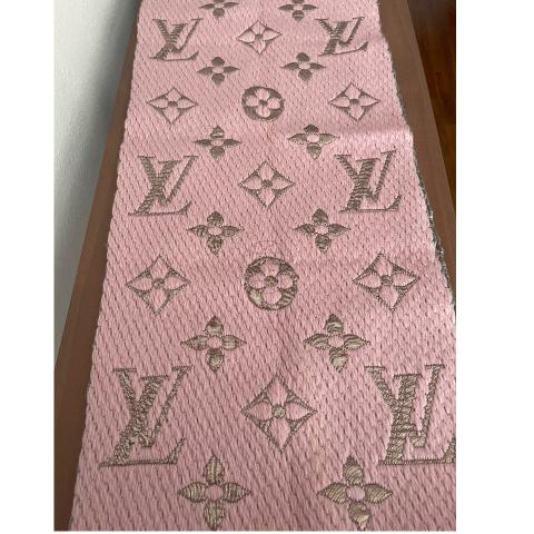 LOUIS VUITTON 大判ストール　salmon pink Louis Vuitton Pink/Gold Monogram Shine Shawl Scarf | Yoogi's