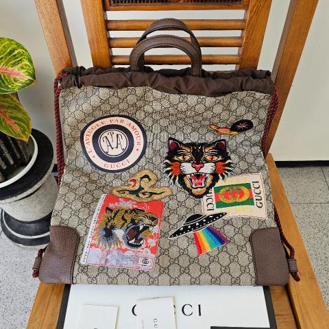 Gucci courrier gg supreme backpack hotsell